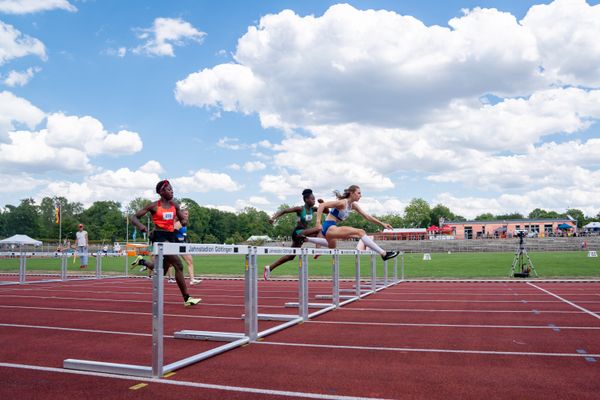 Mayleen Bartz (VfL Stade), Fortuna Ornella Nkengue (MTV Wittmund), Sandy Sakyi (SV Werder Bremen) ueber 100m Huerden am 03.07.2022 waehrend den NLV+BLV Leichtathletik-Landesmeisterschaften im Jahnstadion in Goettingen (Tag 1)